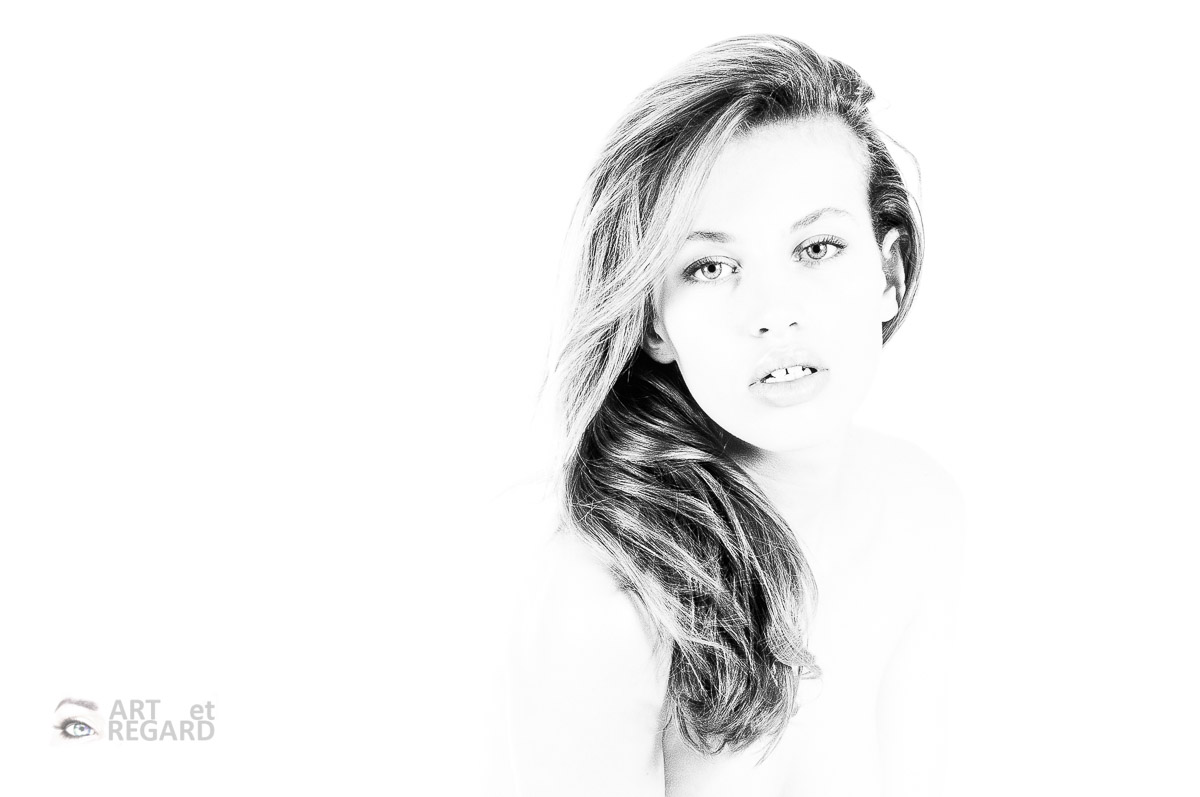 Portrait noir et blanc en high-key