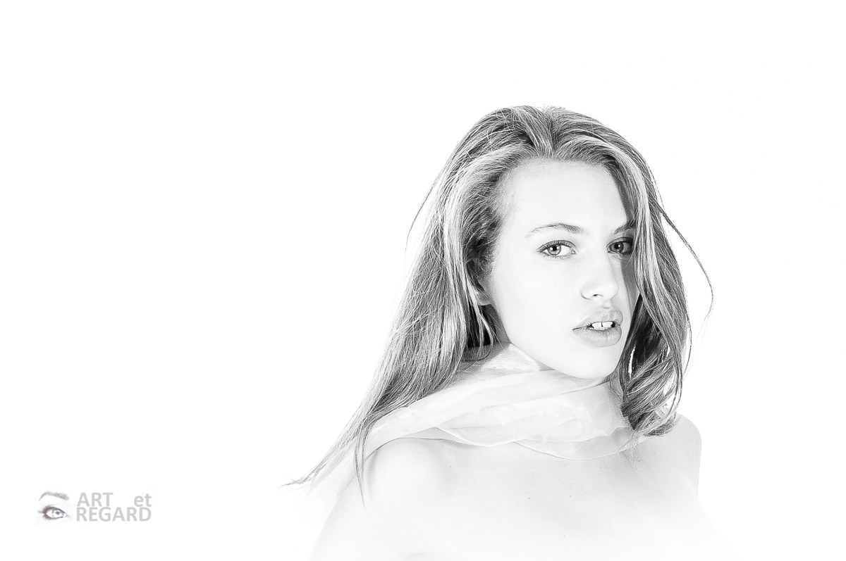 Portrait noir et blanc en high-key