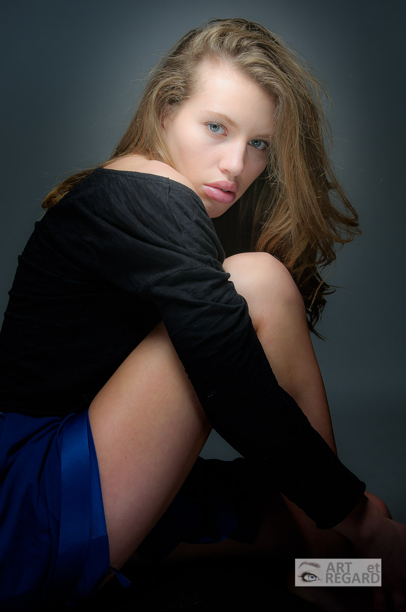 Portrait couleur, assise sur un tabouret